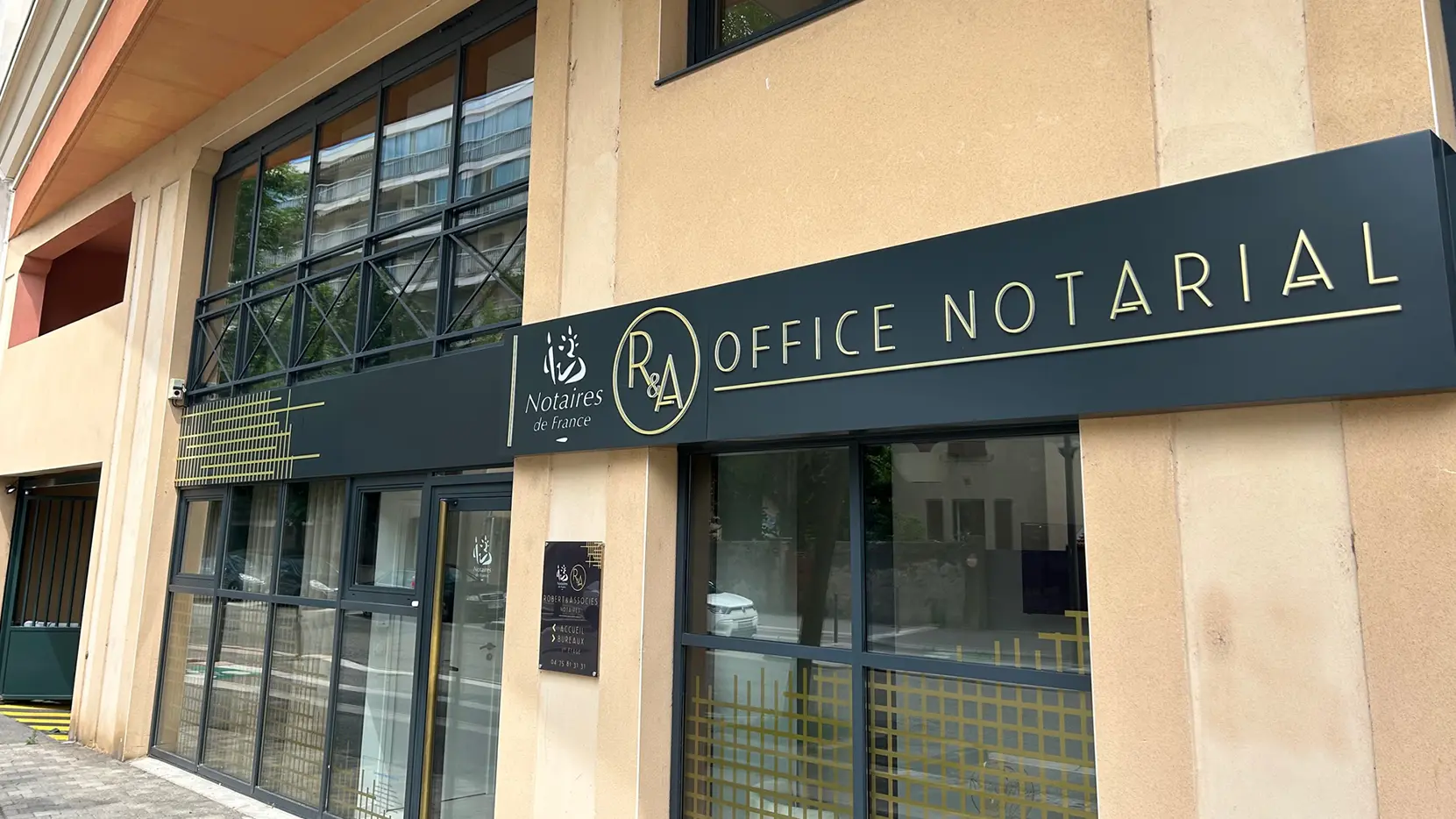Entrée vitrée d'un immeuble de bureaux contemporain